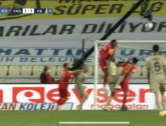 Thiam 90+5'te yerde kaldı Fenerbahçe'nin penaltısı verilmedi - Resim: 2