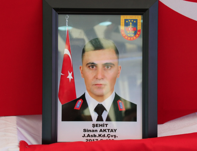 Şehit Astsubay Sinan Aktay düğün yıl dönümünde son yolculuğuna uğurlandı - Resim: 0