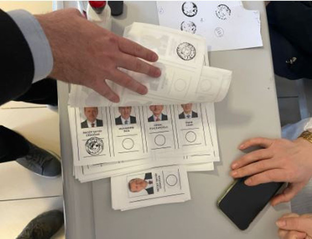 Bazı oy pusulalarında YSK mührü, adayların isminin üstüne geldi - Resim: 0