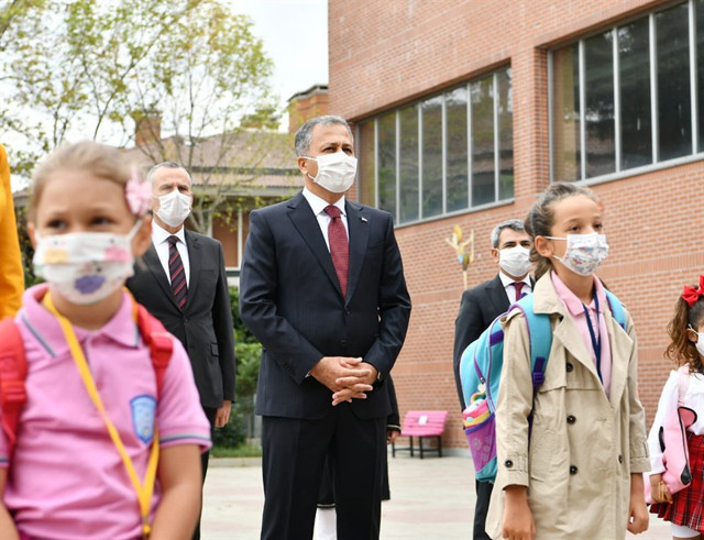 Ali Yerlikaya ders zilini çaldı öğrenciler için balon uçurdu - Resim: 1
