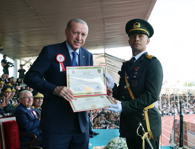Harp okulu birincisi imam hatipten &ccedil;ıktı! Değirmenci'ye diplomasını Erdoğan verdi - Resim: 0