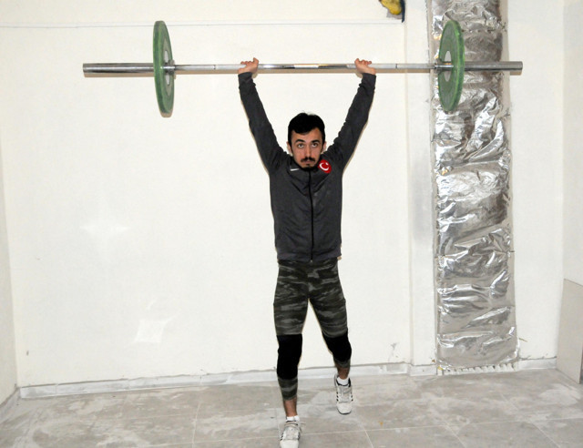 Kayseri'de milli halterci olimpiyatlara sığınakta hazırlanıyor - Resim: 1