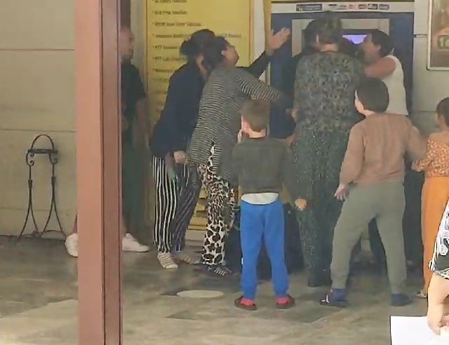 ATM'de kadınların sıra kavgası: Ortalık fena karıştı! Tekme tokatlı kavgaya aldırış etmeden para çekti! - Resim: 3
