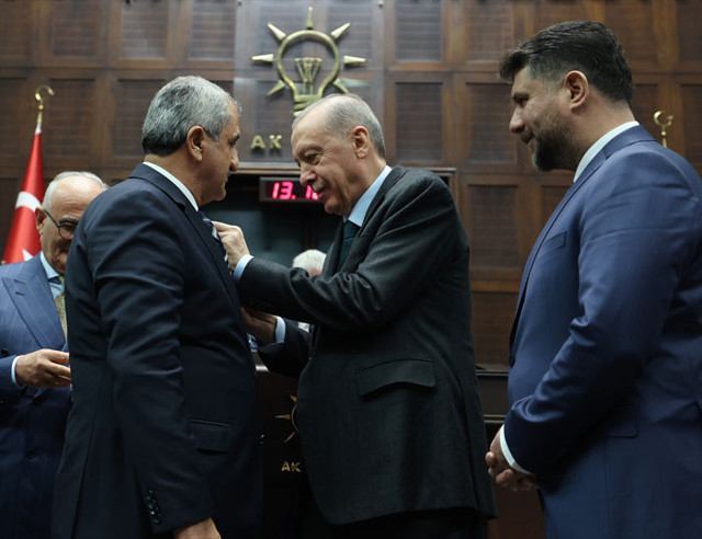 10 belediye başkanı AK Parti'ye katıldı rozetlerini bizzat Erdoğan taktı - Resim: 0