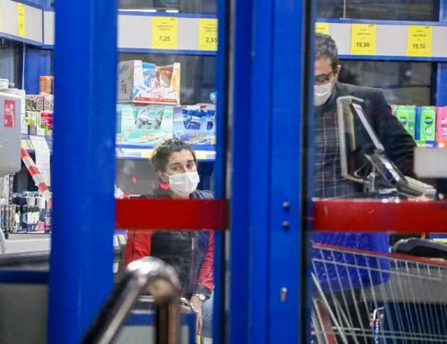 Markette kasiyerin yüzüne kola döktü, kasadaki paraları çalıp kaçtı - Resim: 0