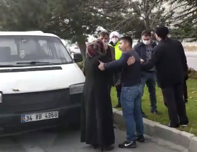 Konya'da aracına çarptığı sürücüyü bacağından vurdu emniyete götürülürken annesine sarıldı - Resim: 2