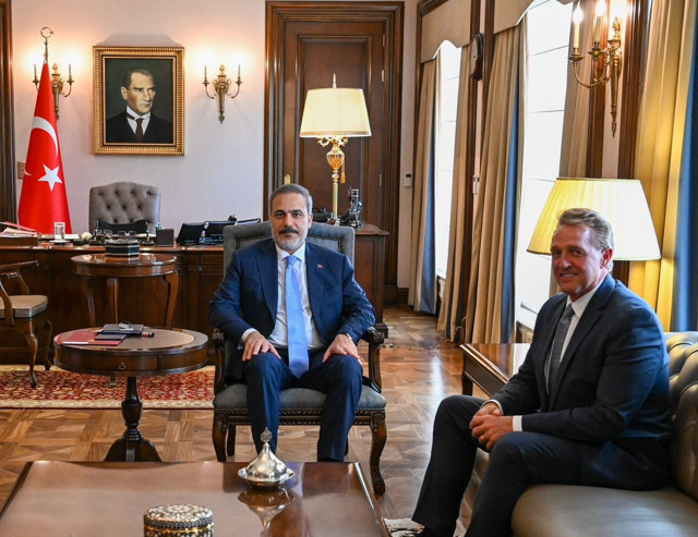 Hakan Fidan'dan ABD'ye ince mesaj! Büyükelçi ile görüşürken masanın üzerine koyduğu şeye bakın! - Resim: 0