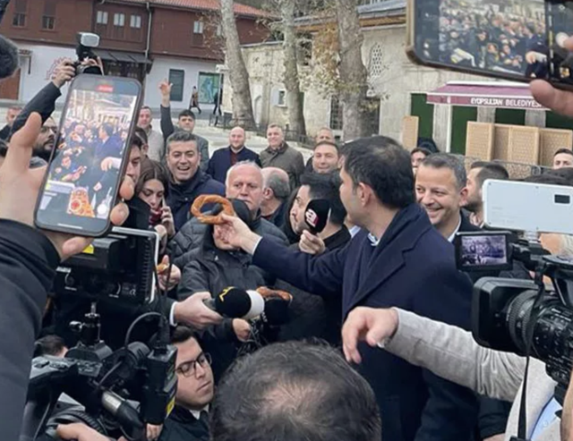 Murat Kurum Eyüp Sultan'da sabah namazı kıldı! Ulaşım ve kentsel dönüşüm mesajı verdi - Resim: 1