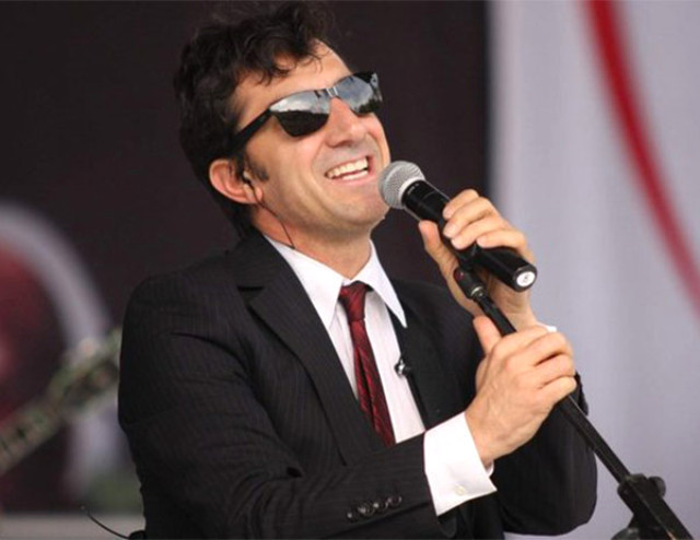 Kendini alkole verdi! Ünlü şarkıcı tanınmaz halde - Resim: 1