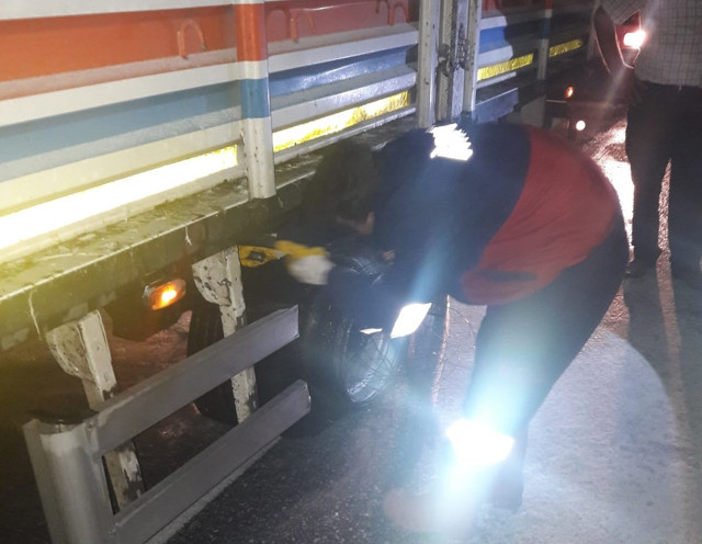 Şok eden görüntü! Hareket halindeki kamyonun lastikleri yandı - Resim: 0