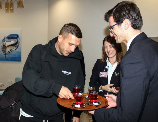 Havaalanında büyük izdiham! Podolski gelir gelmez çayını içti - Resim: 1