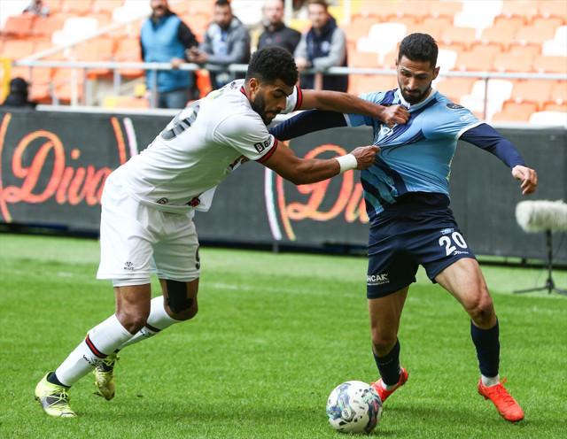 Adana Demirspor Emre Akbaba'nın golleriyle Karagümrük karşısında galibiyet aldı - Resim: 0