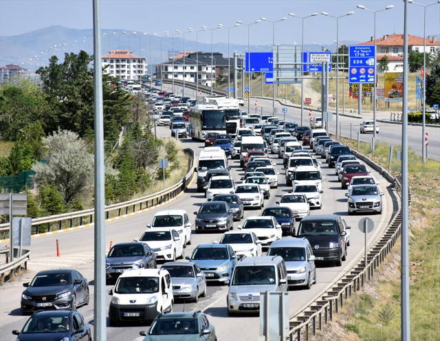 "Kilit kavşak" Kırıkkale'de bayram tatili dönüşü hareketliliği devam ediyor - Resim: 0