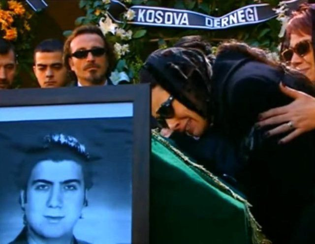 Özgü Namal eşi Serdar Oral'ın cenazesine çelenk gönderdi bakın ne yazdı acı tesadüf - Resim: 4