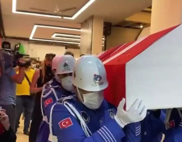 Ferhan Şensoy son yolculuğuna uğurlandı. Kızları gözyaşlarına boğuldu - Resim: 4