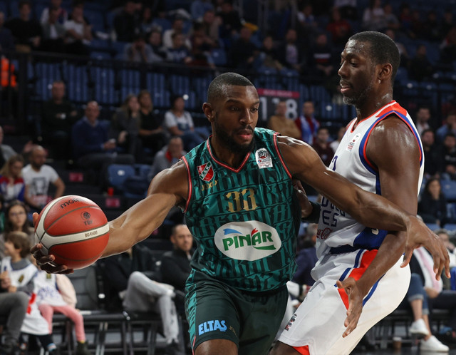 İki kez uzatmaya gitti: Nefes kesen maçta Pınar Karşıyaka, Anadolu Efes'i devirdi! - Resim: 2