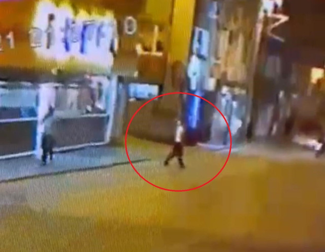 Bursa'da genç kadın otomobilin çarpmasıyla can verdi, sürücü arkasına bakmadan kaçtı - Resim: 0