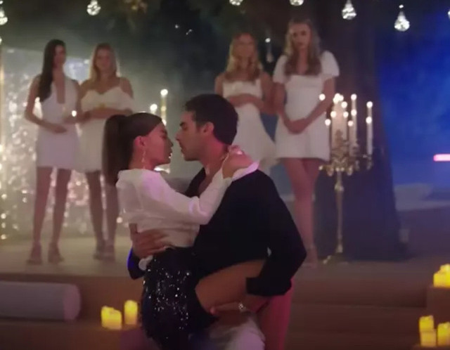 Karavan dansı olay oldu! Demet Özdemir ile Şükrü Özyıldız sosyal medyayı salladı, yorum yağdı! - Resim: 3