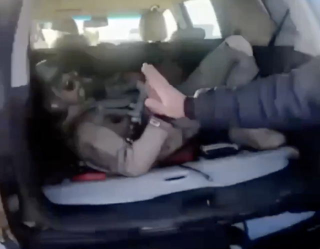 Kuveyt'de bir ABD uçağı düşürüldü! Pilotu aracın bagajına bindirip götürdüler - Resim: 2