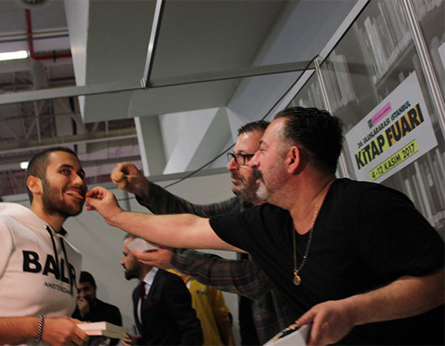 TÜYAP kitap fuarında Cem Yılmaz fırtınası "Kasetim çıkmış" - Resim: 2