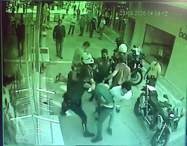 Edirne'de maske denetiminde ortalık karıştı: 2 polis yaralı - Resim: 0