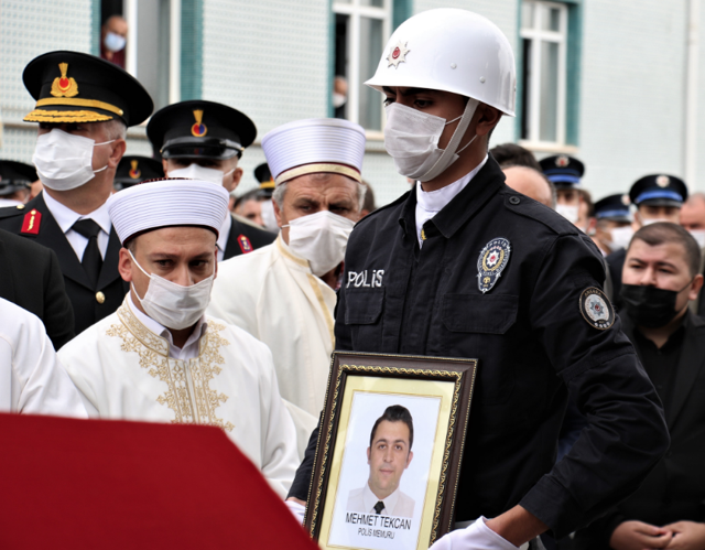 Sakarya’da şehit düşen polis memuru Ankara’da toprağa verildi - Resim: 1