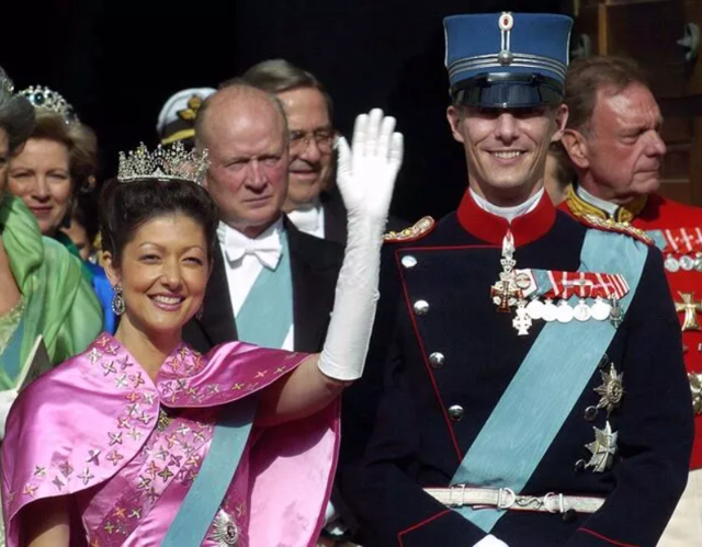 Kraliyet ailesindeki yasak aşk iddiası ortalığı karıştırdı! O senin yengen! - Resim: 1