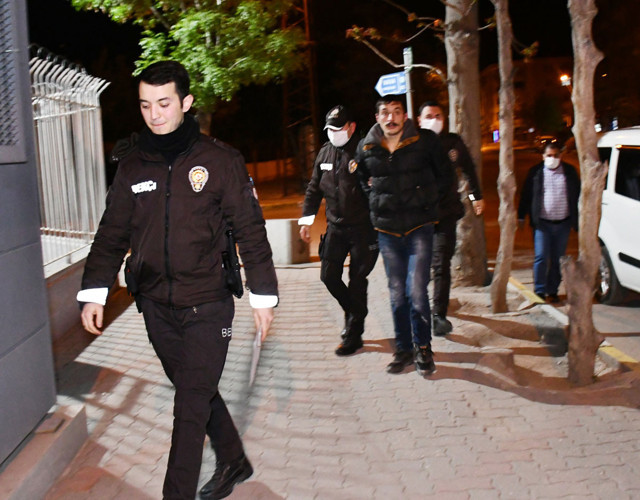 Boşandığı eşinin kapısına dayanıp tehdit etti kaçtı ama kurtulamadı - Resim: 0