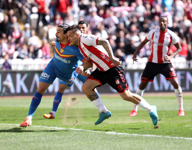 Sivasspor-Göztepe maçında korkutan sakatlıklar! Manaj ve Simic hastaneye kaldırıldı - Resim: 2