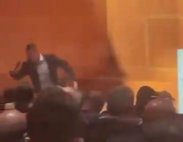 Ali Koç konuşma yaparken dengesini kaybetti yere düştü, o anlar korkuttu! - Resim: 1