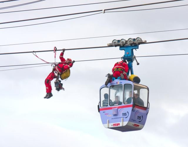 Saatlerce kurtarılmayı beklediler - Resim: 4