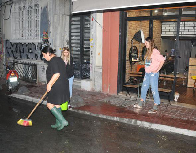 Ünlü oyuncudan Bergüzar Korel'e temizlik yardımı "30 yıl boyunca çöp biriktirmişler" - Resim: 3