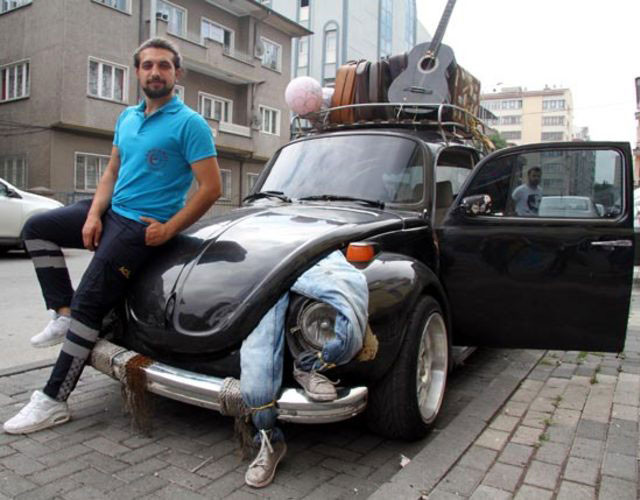 Aracın üzerindeki 'cesedi' görenler şoke oluyor! Ama gerçek bambaşka - Resim: 1