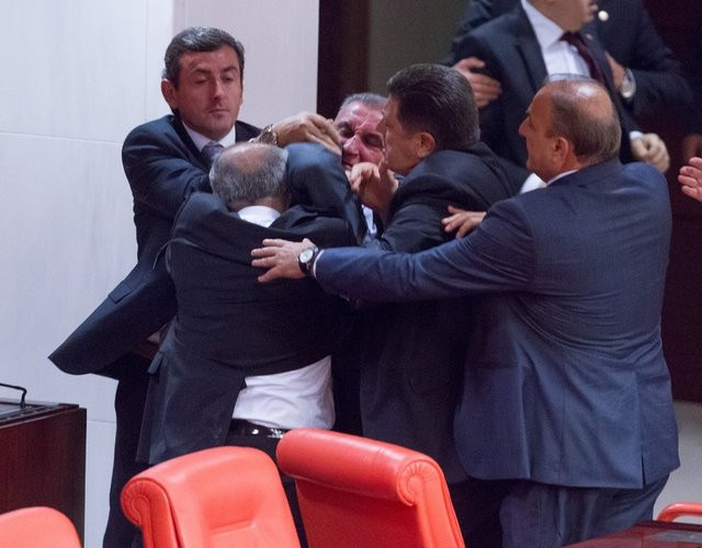 Meclis'te vekiller arasında yumruklu kavga - Resim: 3