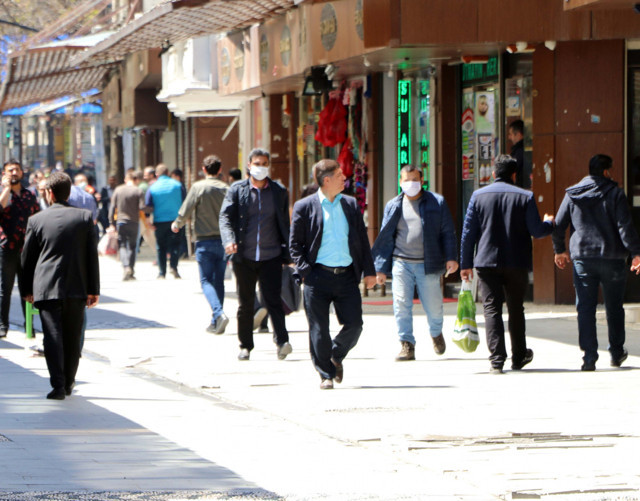 Gaziantep'te sokağa çıkma yasağı sonrası caddelerde insan seli oluştu - Resim: 2