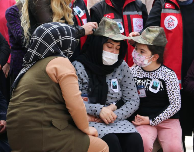 Şehidin kızı hem kendisine hem de annesine babasının şapkasını taktı - Resim: 1