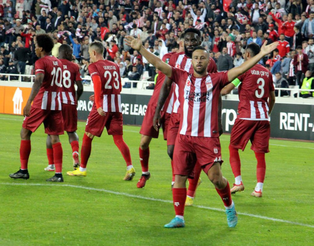 Ali Şaşal Vural 90+2’de penaltı kurtardı! Sivasspor puanı kaptı - Resim: 1
