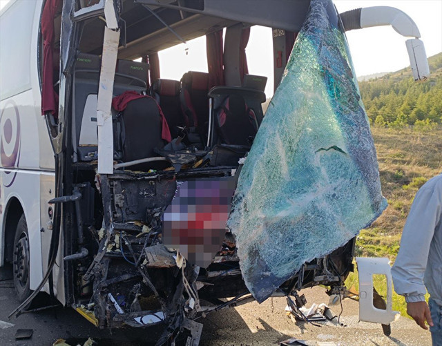 Yolcu otobüsü ile kamyonet çarpıştı! Çok sayıda yaralı var - Resim: 1