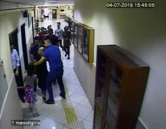 Ağrı'da kızını almak için gittiği adliyede icra müdüründen dayak yedi! İşte o görüntüler - Resim: 2