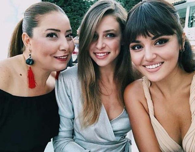 Hande Erçel annesinin gençlik fotoğrafını paylaştı görenler 'Aynı Gamze Erçel' dedi! - Resim: 2