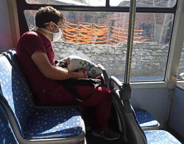 Sağlık çalışanı, yorgunluk nedeniyle uykuya yenik düştü - Resim: 0