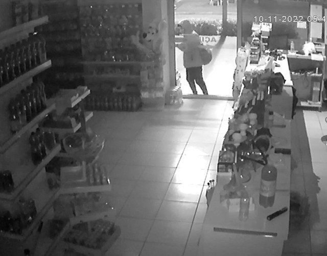 Antalya bu levyeli hırsızı arıyor! Her gece bir markete giriyor sadece 2 şey alıyor - Resim: 1