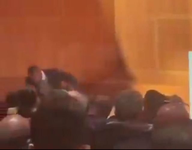 Ali Koç konuşma yaparken dengesini kaybetti yere düştü, o anlar korkuttu! - Resim: 2