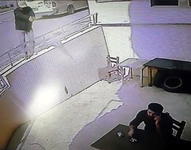 Denizli'de cinayet! Görüntüler ortaya çıktı: Tanınmamak için şapka taktı peş peşe 7 el ateş etti! - Resim: 1