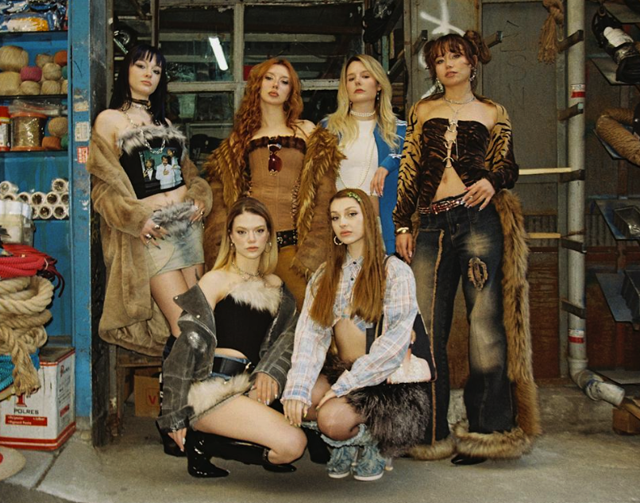 Manifest grubunun yolunu kestiler! Kıyafetleri olay oldu - Resim: 1