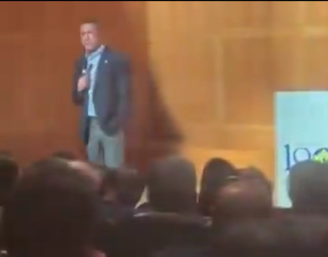 Ali Koç konuşma yaparken dengesini kaybetti yere düştü, o anlar korkuttu! - Resim: 0