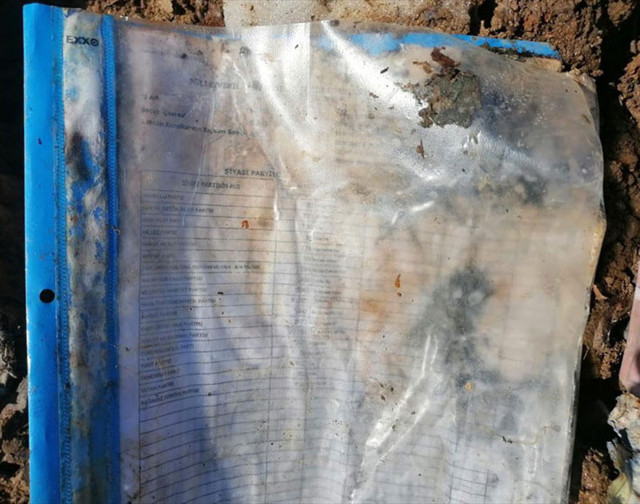 Bitlis'te PKK sığınağından çıkan evraklarla ilgili soruşturma başlatıldı - Resim: 0