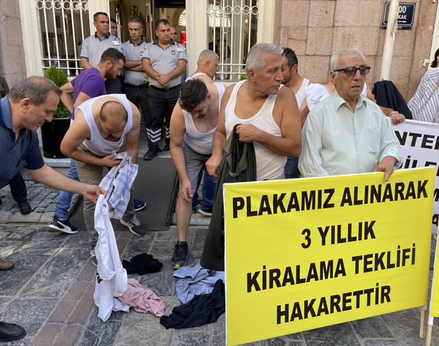 İzmir'de "S plaka" mağdurlarından "yarı çıplak" eylem - Resim: 2