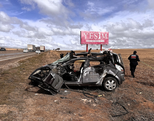 Aksaray'da babasının aracını kaçıran genç kaza yaptı: 1 ölü, 3 ağır yaralı - Resim: 0