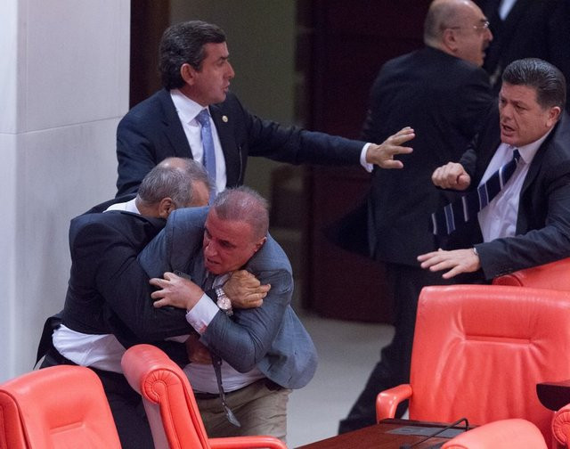 Meclis'te vekiller arasında yumruklu kavga - Resim: 1